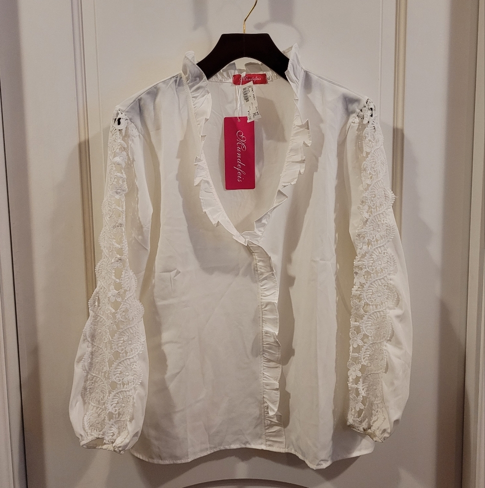 NWT- Mundefeis Long Sleeve Top with Floral Lace Sleeve Inset Size XL